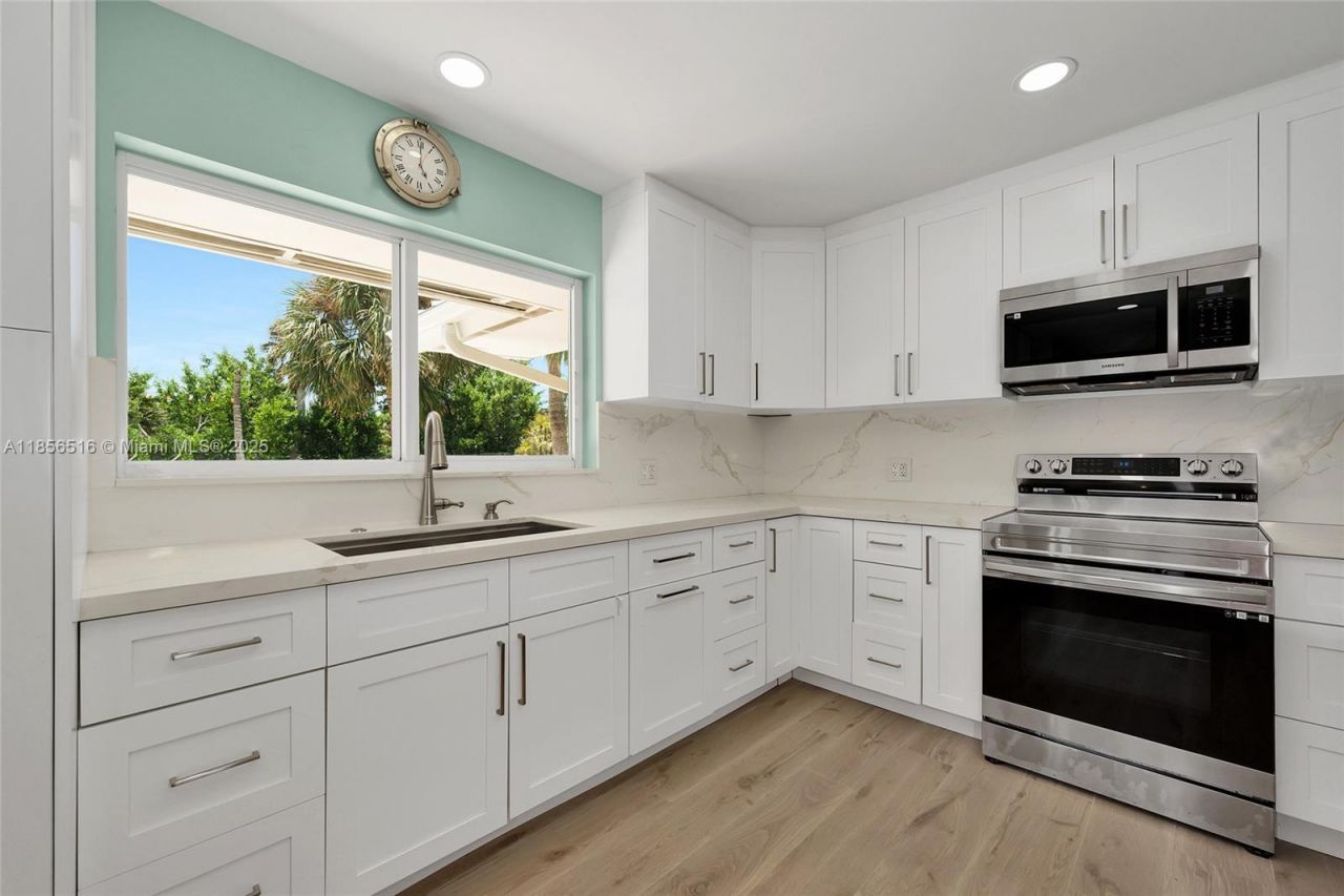 5885 Pine Tree, Sanibel, FL 33957 Photo