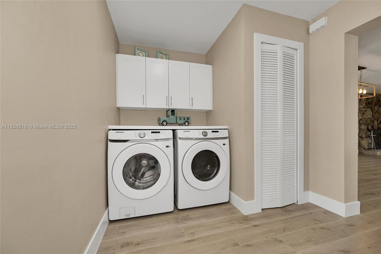 5885 Pine Tree, Sanibel, FL 33957 Photo