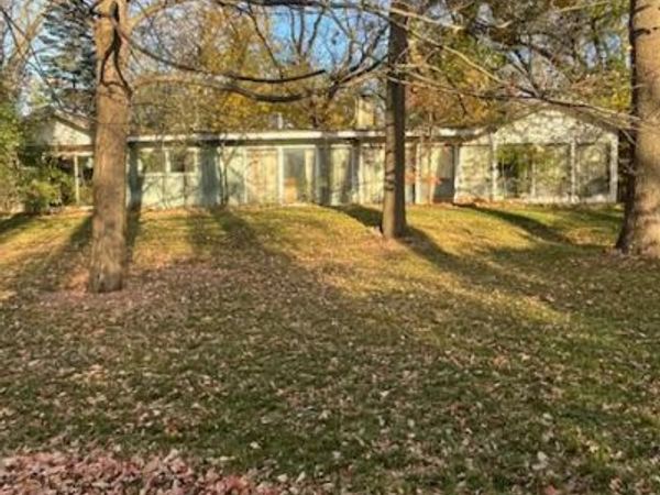 65 Lincolnshire Drive, Lincolnshire, IL 60069