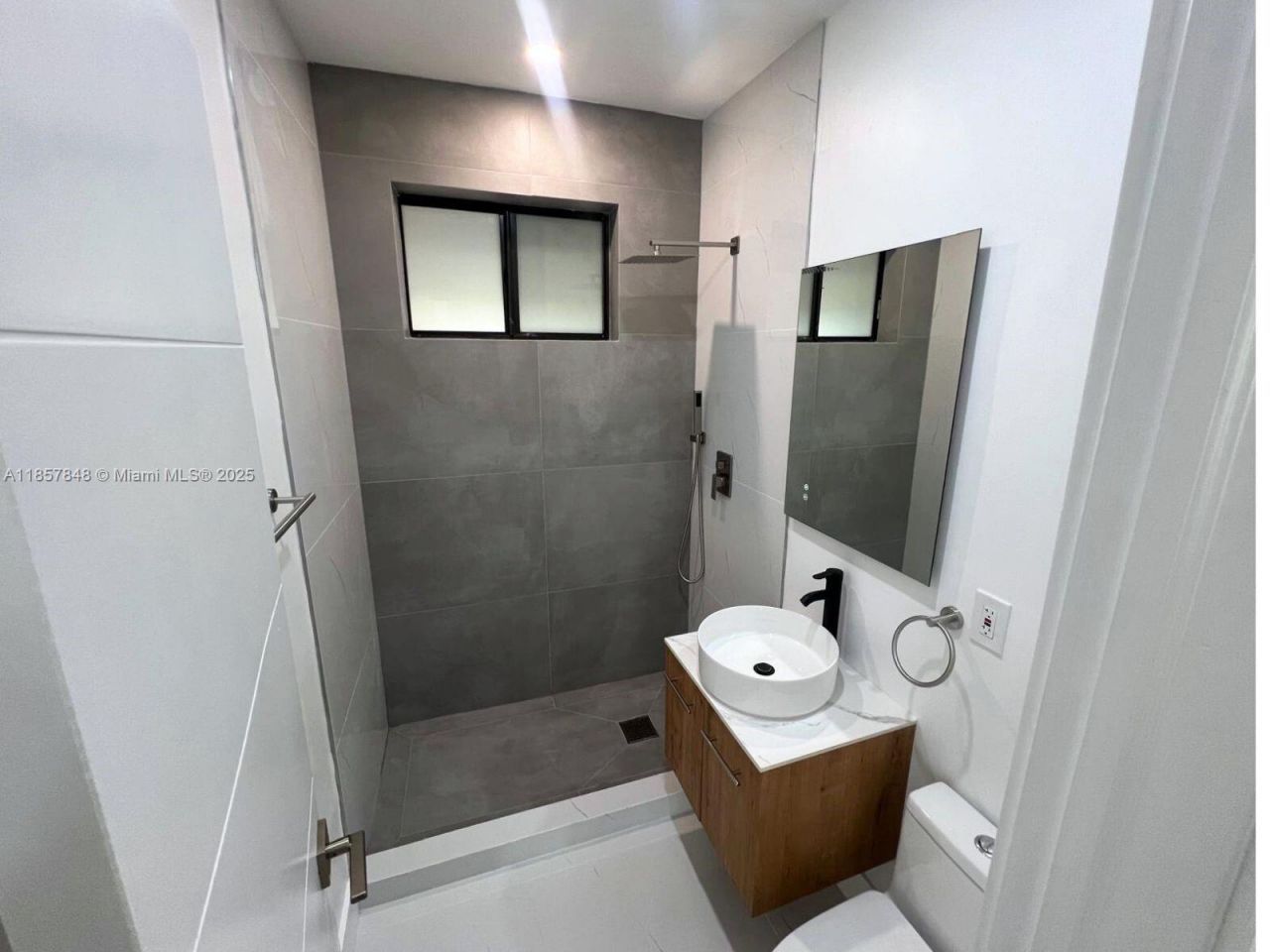 1376 NW 35th St, Miami, FL 33142 Photo