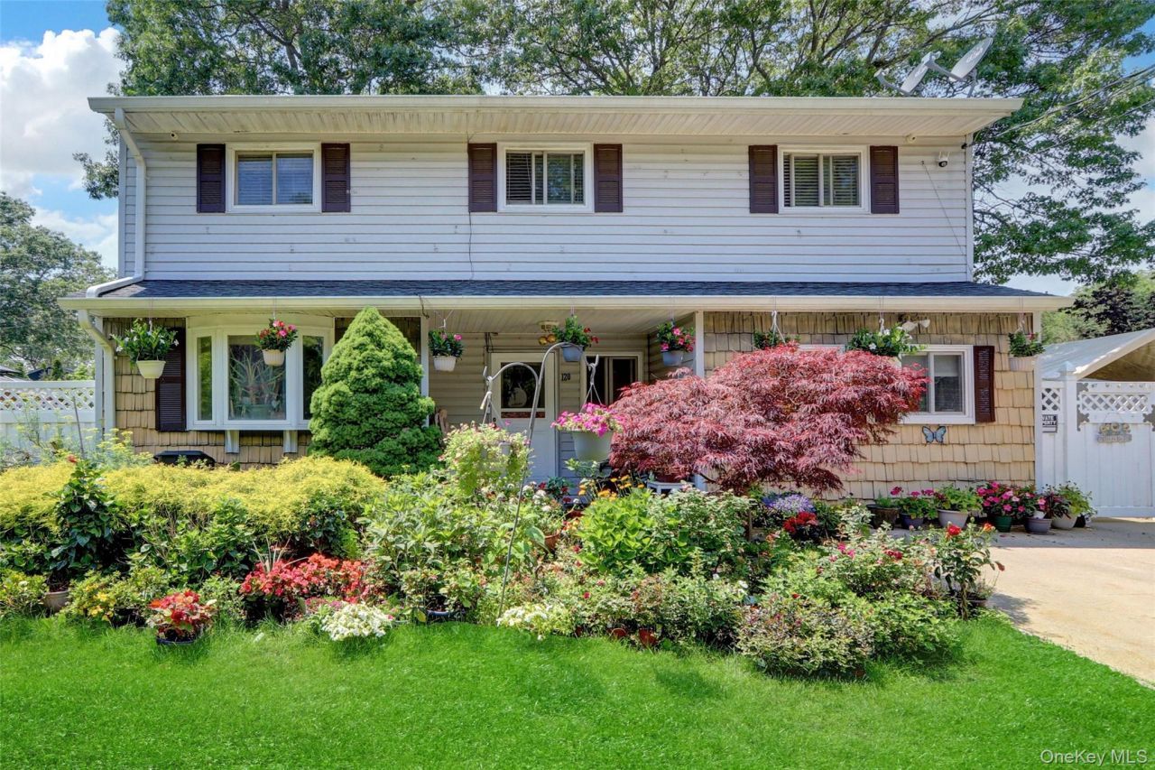 120 Avenue C, Holbrook, NY 11741 Main Photo