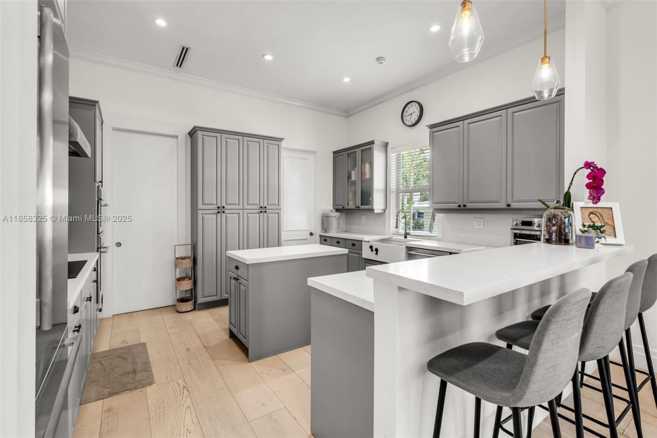 285 W Enid Dr, Key Biscayne, FL 33149 Photo