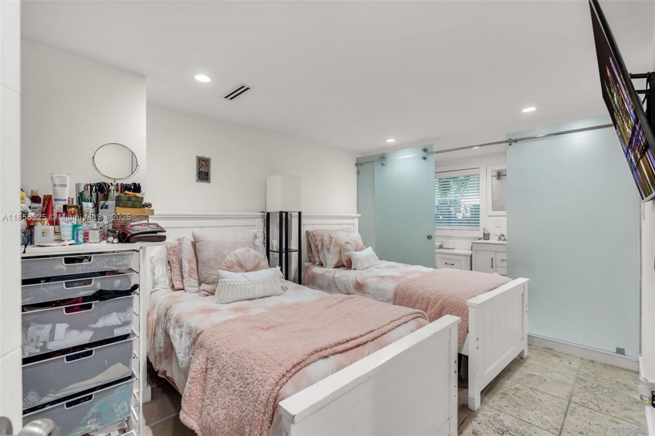 285 W Enid Dr, Key Biscayne, FL 33149 Photo