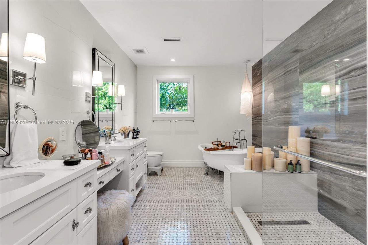 285 W Enid Dr, Key Biscayne, FL 33149 Photo