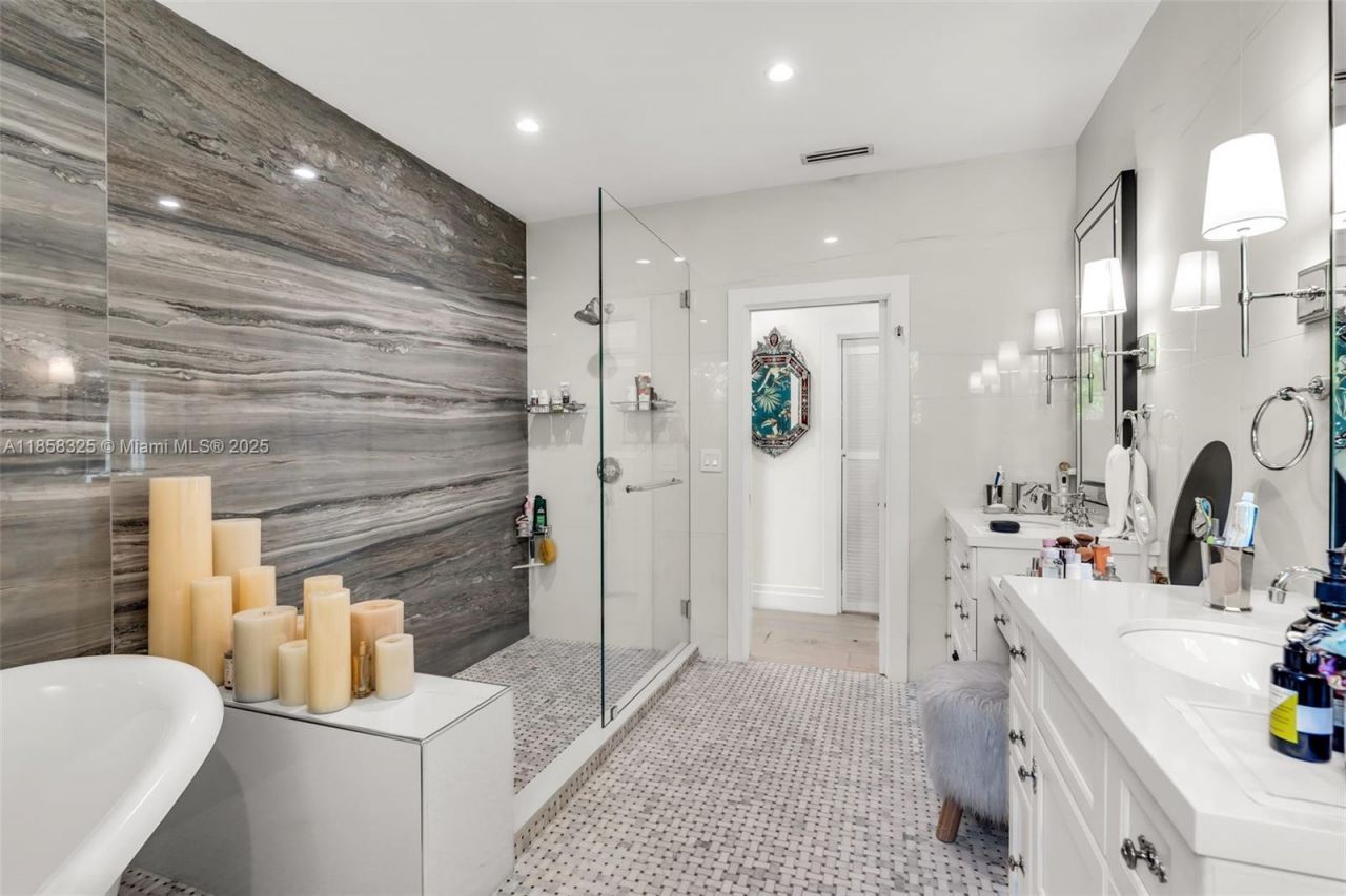 285 W Enid Dr, Key Biscayne, FL 33149 Photo