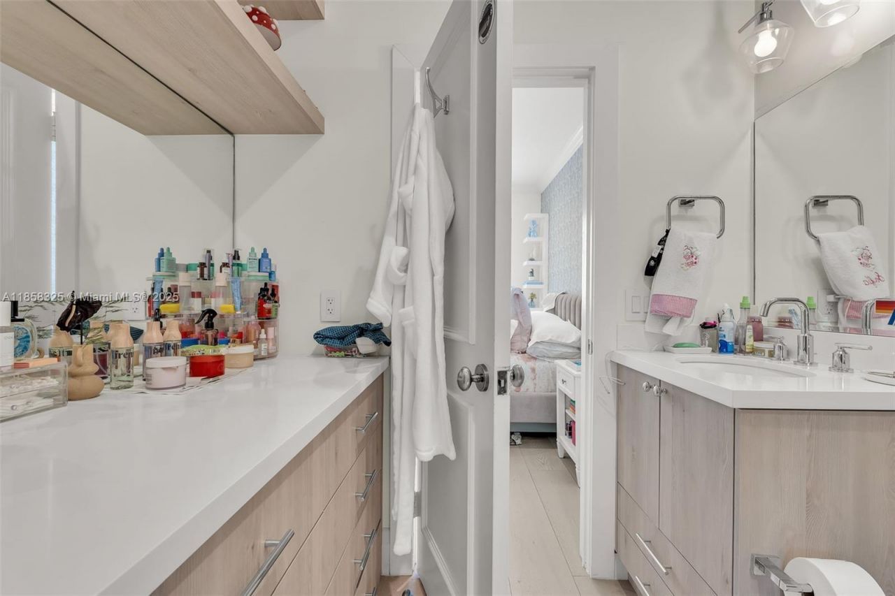 285 W Enid Dr, Key Biscayne, FL 33149 Photo