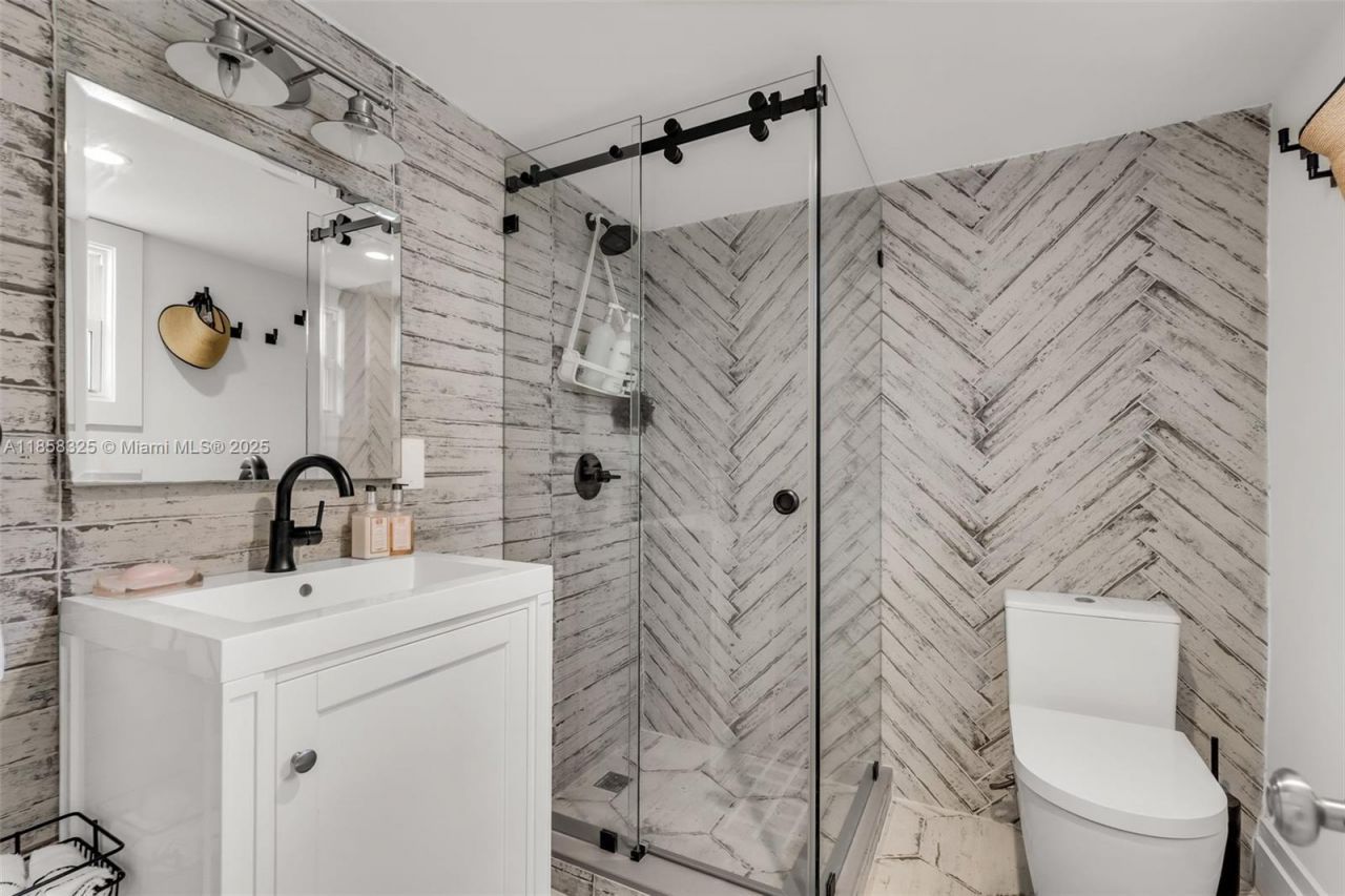 285 W Enid Dr, Key Biscayne, FL 33149 Photo