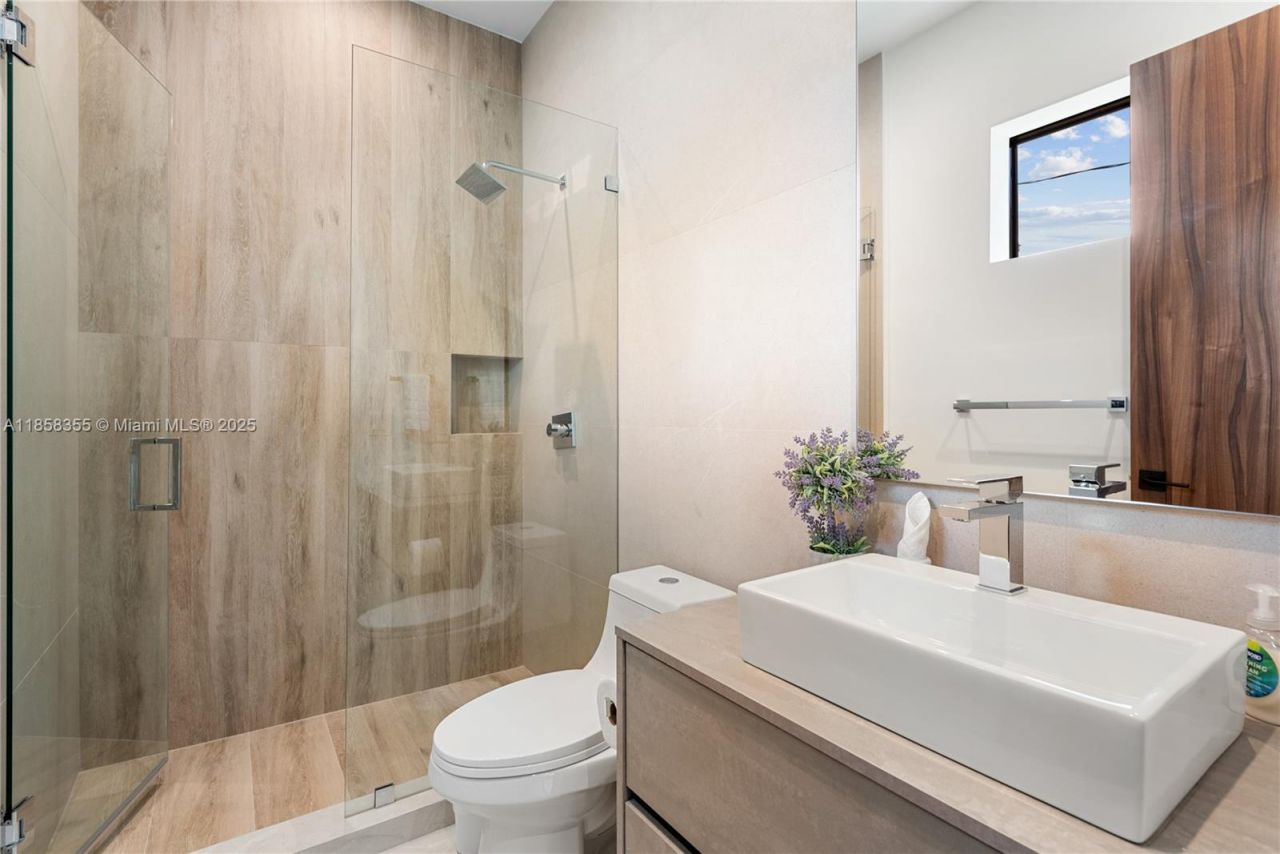 1960 NE 197th Ter, Miami, FL 33179 Photo