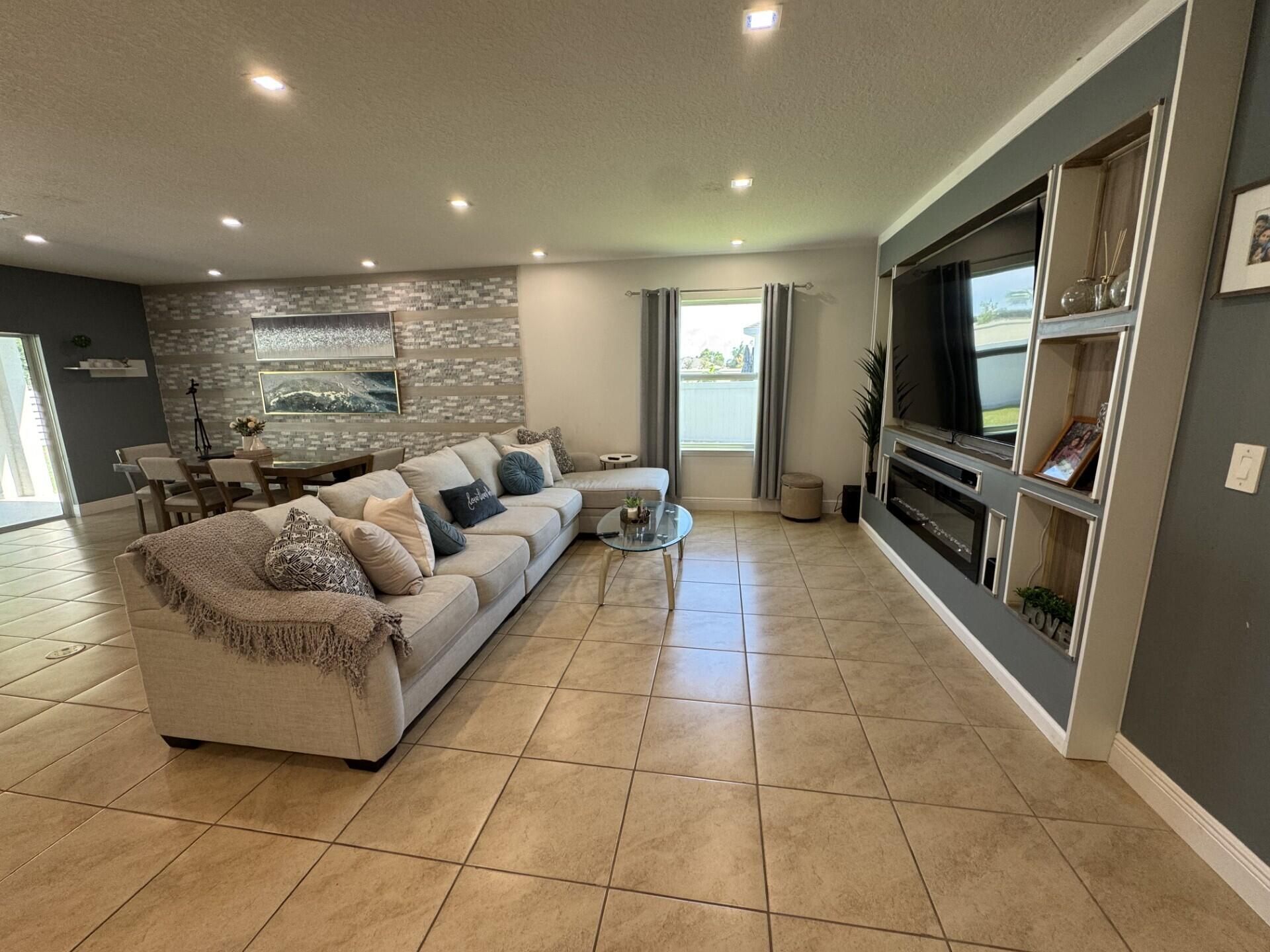 5252 NW East Piper Circle, Port Saint Lucie, FL 34986 Photo