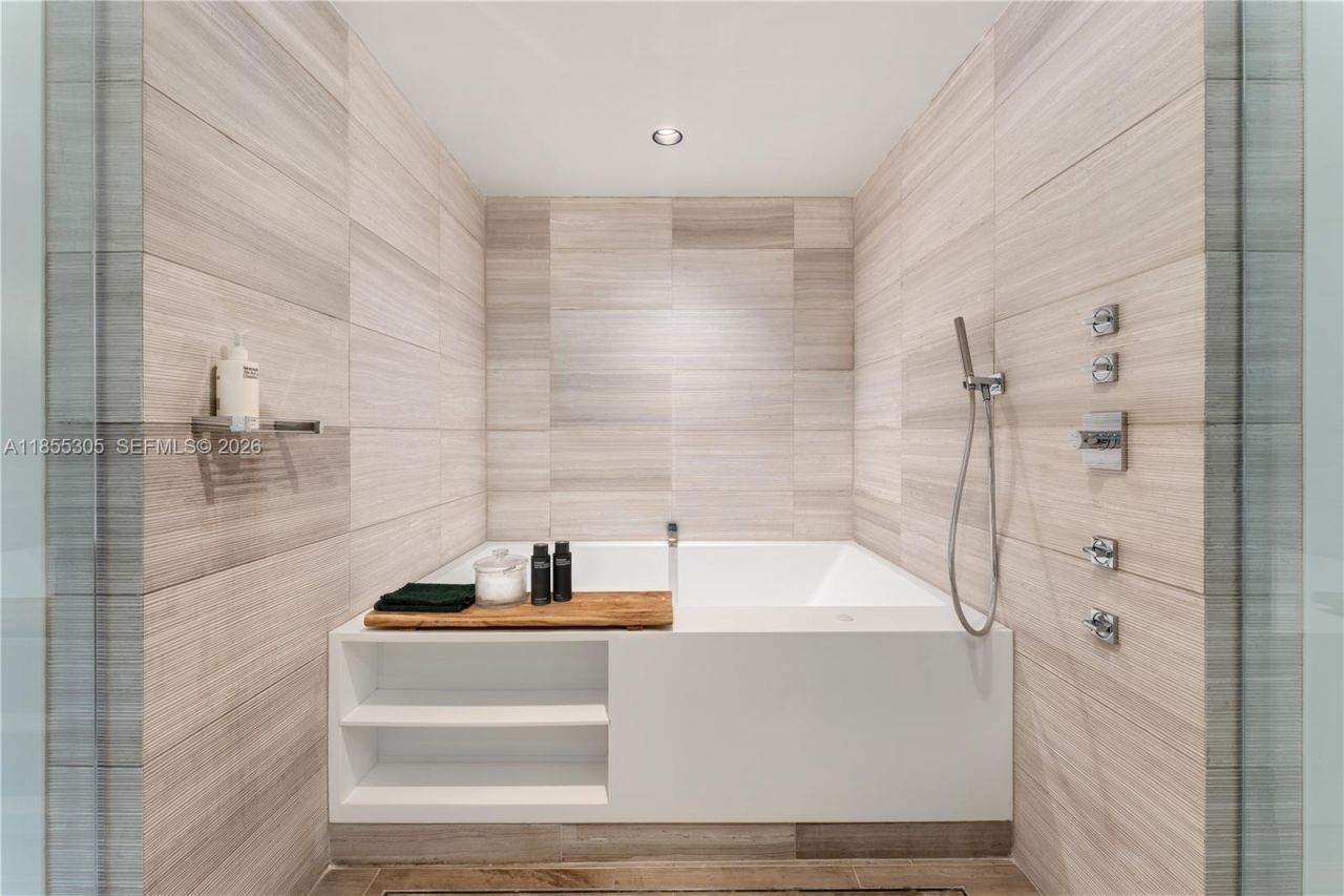 4701 N Meridian Ave, Unit 421, Miami Beach, FL 33140 Photo