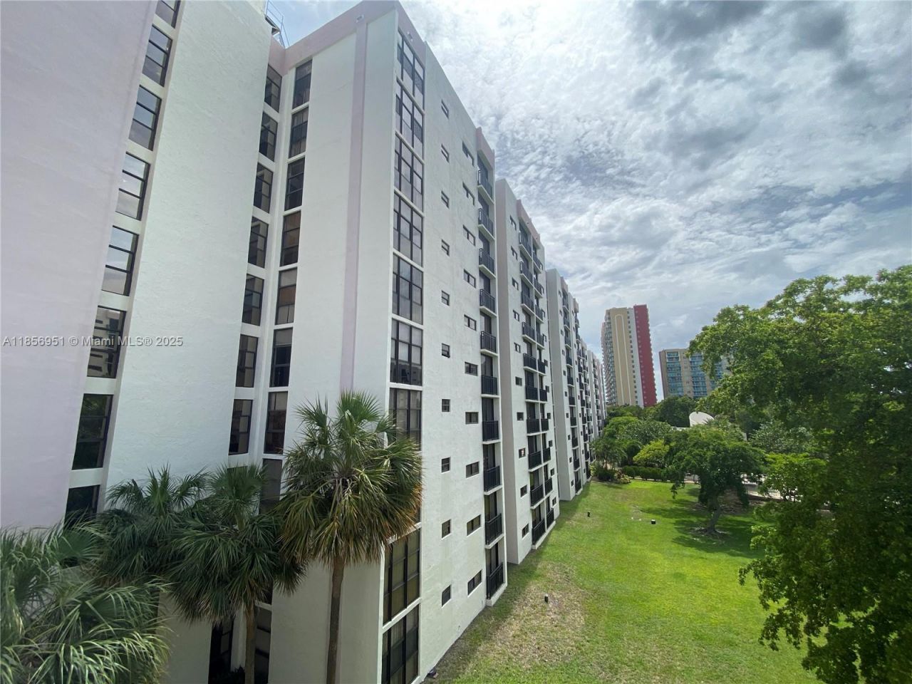 16919 N Bay Rd, Unit 206, Sunny Isles Beach, FL 33160 Photo