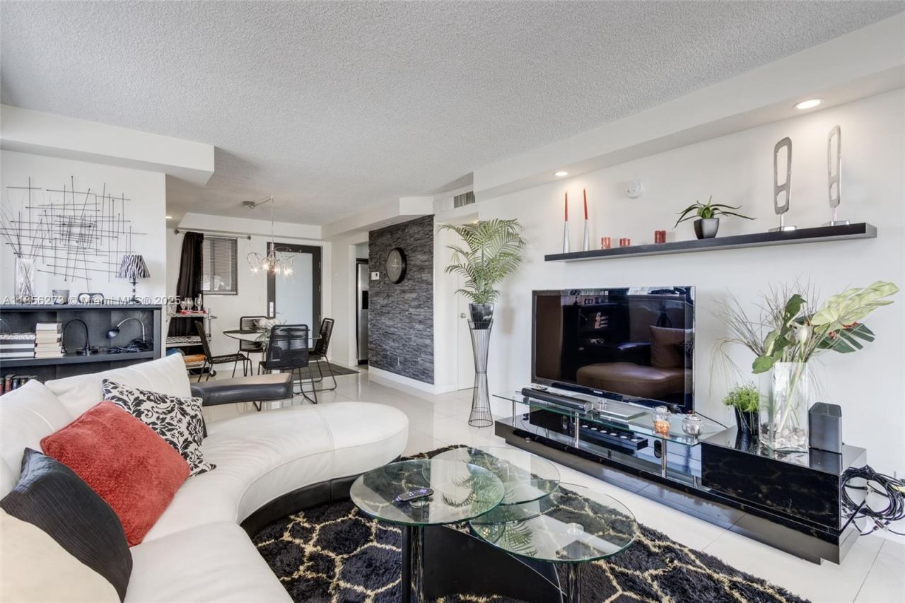 301 Golden Isles Dr, Unit 514, Hallandale Beach, FL 33009 Photo