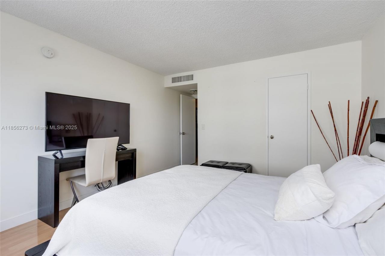 301 Golden Isles Dr, Unit 514, Hallandale Beach, FL 33009 Photo