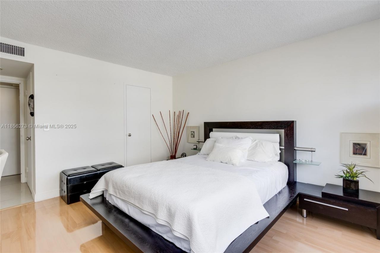 301 Golden Isles Dr, Unit 514, Hallandale Beach, FL 33009 Photo