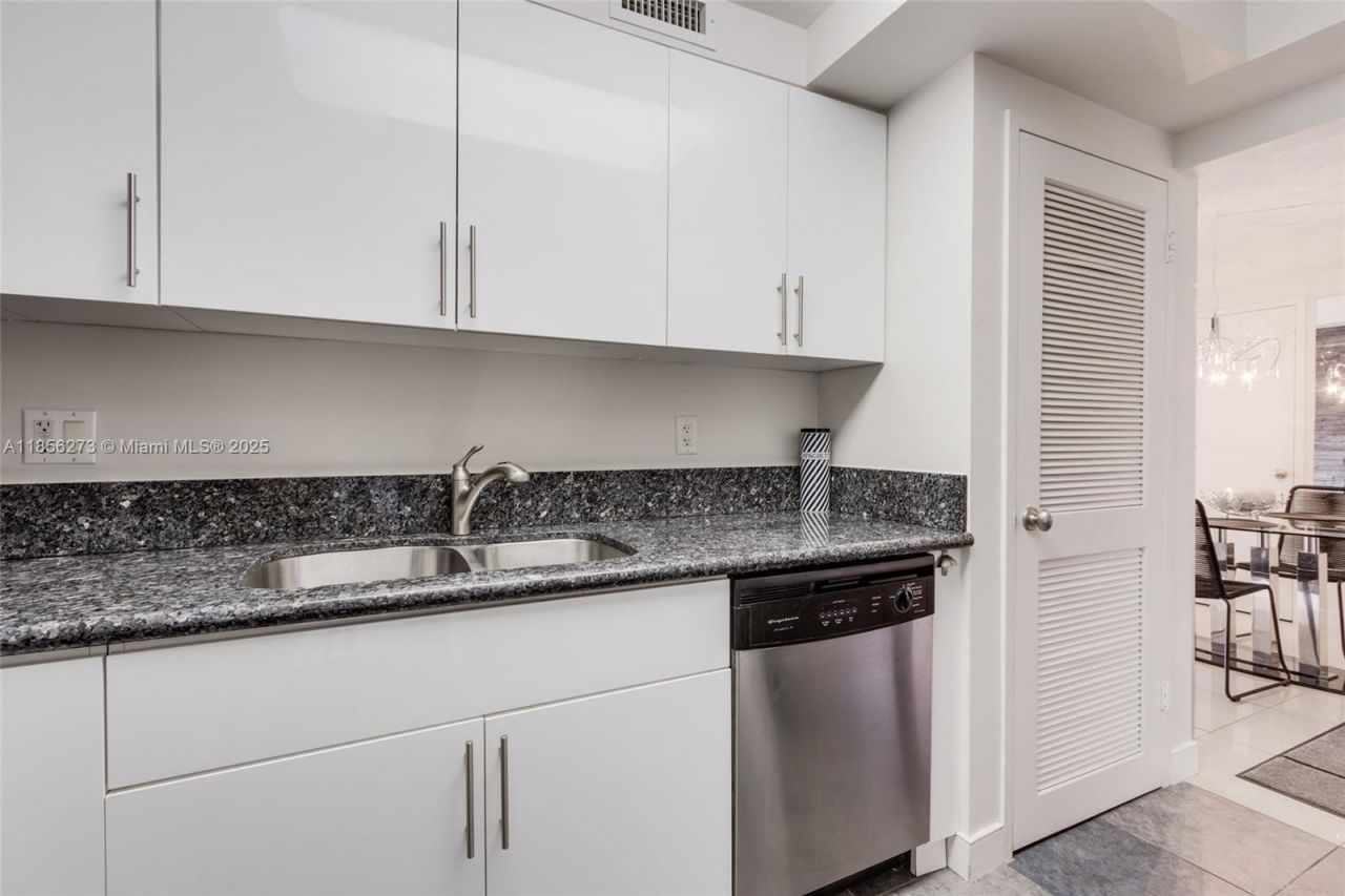 301 Golden Isles Dr, Unit 514, Hallandale Beach, FL 33009 Photo