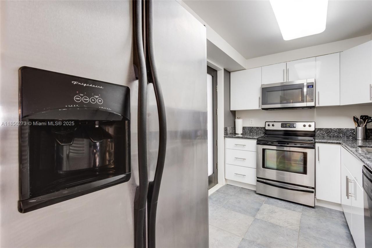 301 Golden Isles Dr, Unit 514, Hallandale Beach, FL 33009 Photo