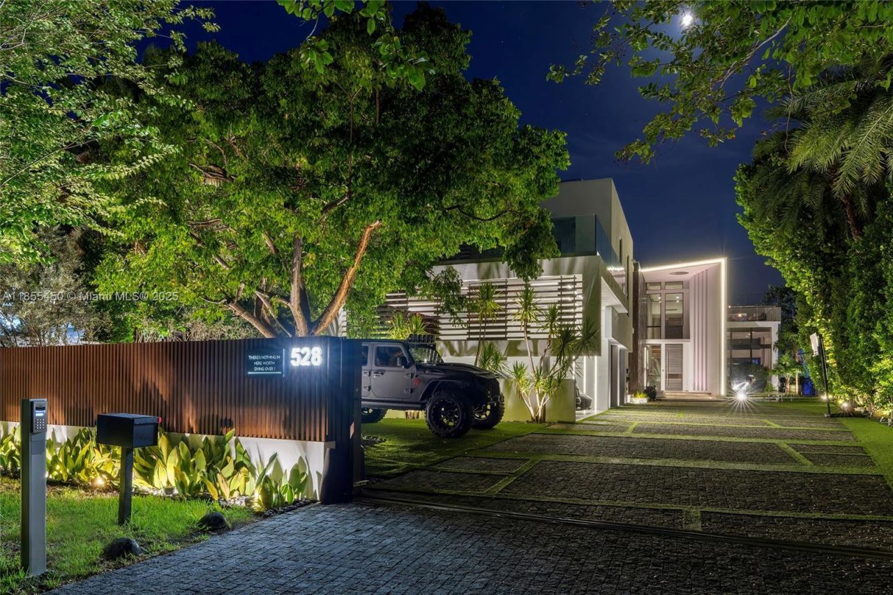 528 Lakeview Ct, Miami Beach, FL 33140 Photo