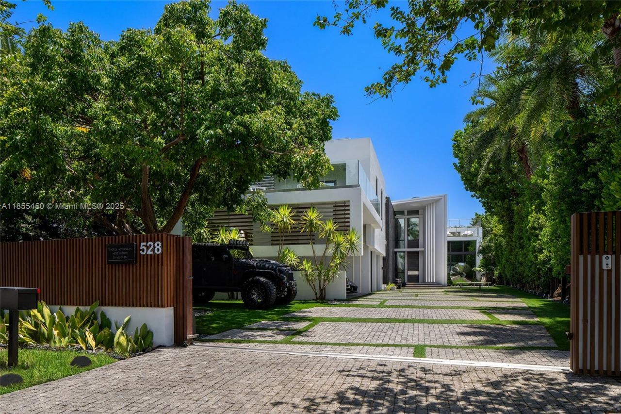 528 Lakeview Ct, Miami Beach, FL 33140 Photo