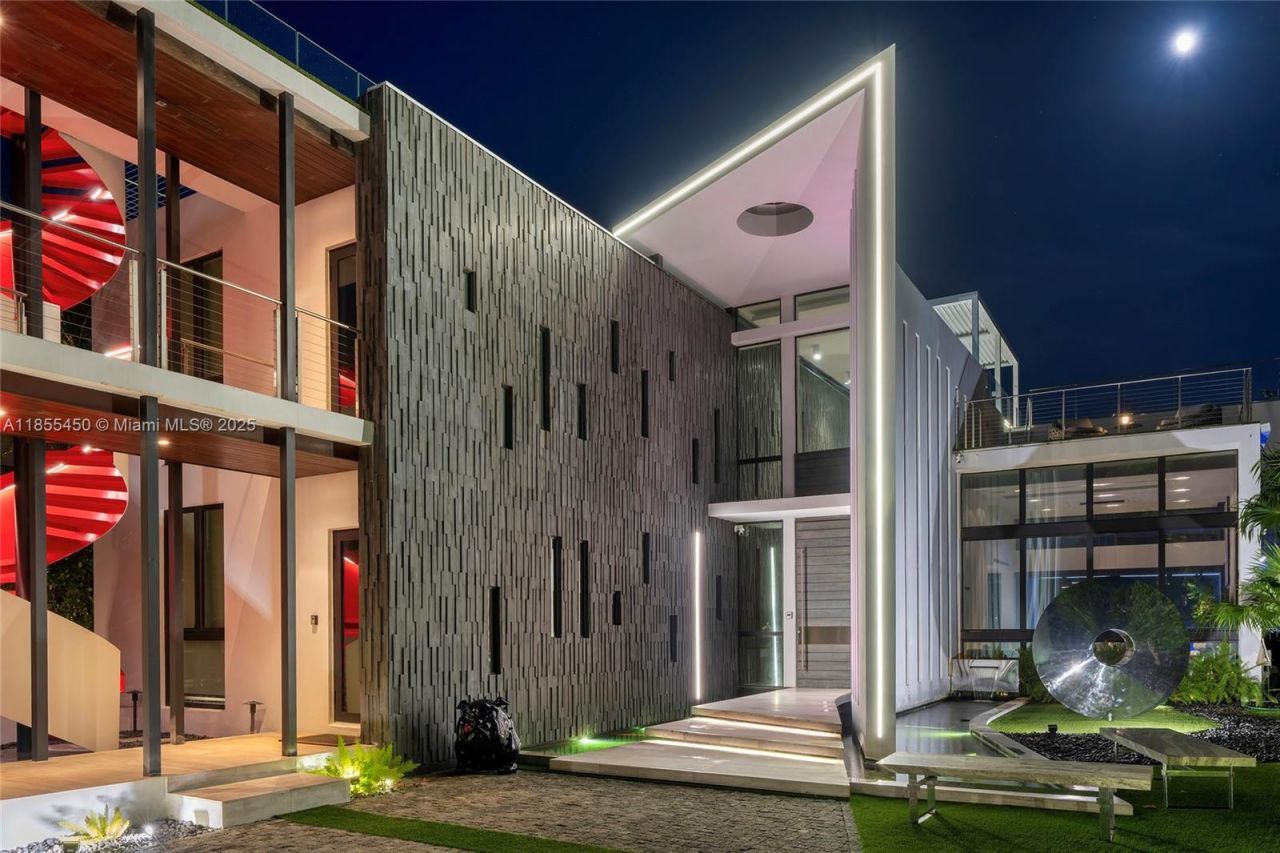 528 Lakeview Ct, Miami Beach, FL 33140 Photo