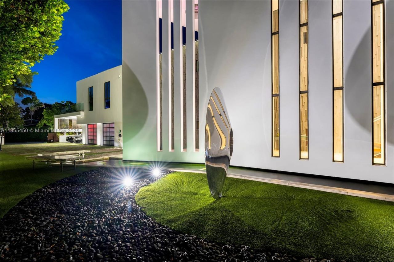 528 Lakeview Ct, Miami Beach, FL 33140 Photo