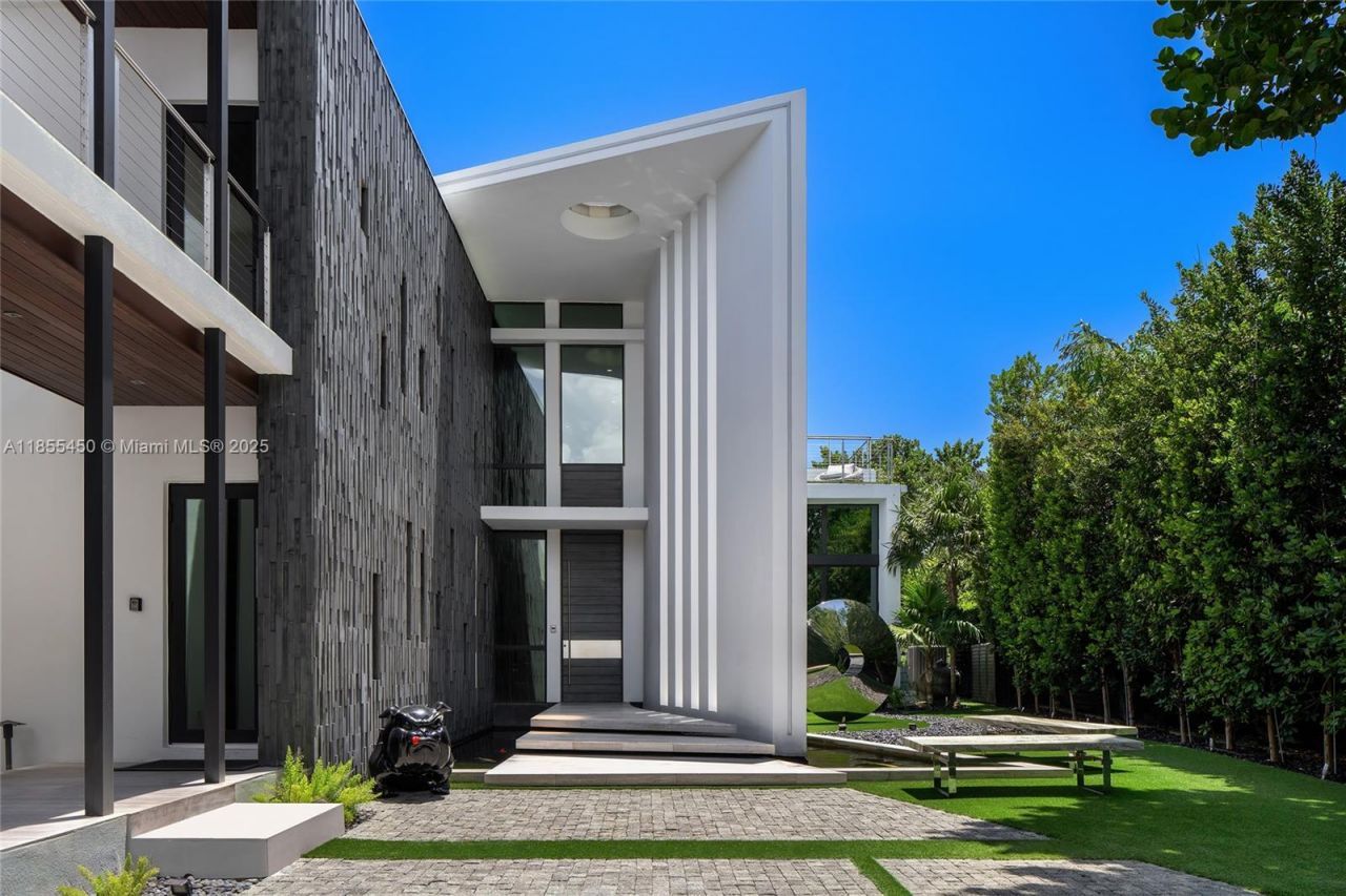 528 Lakeview Ct, Miami Beach, FL 33140 Photo