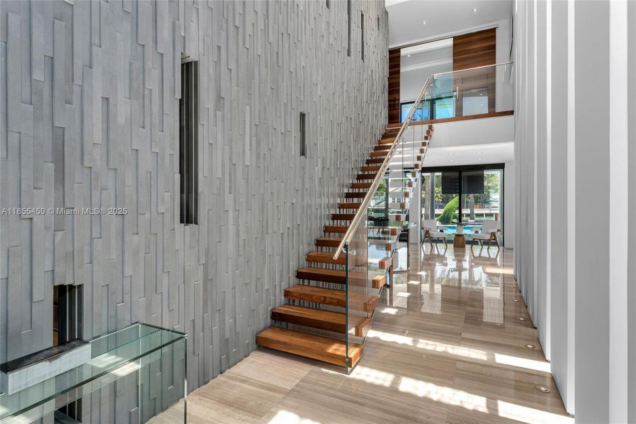 528 Lakeview Ct, Miami Beach, FL 33140 Photo