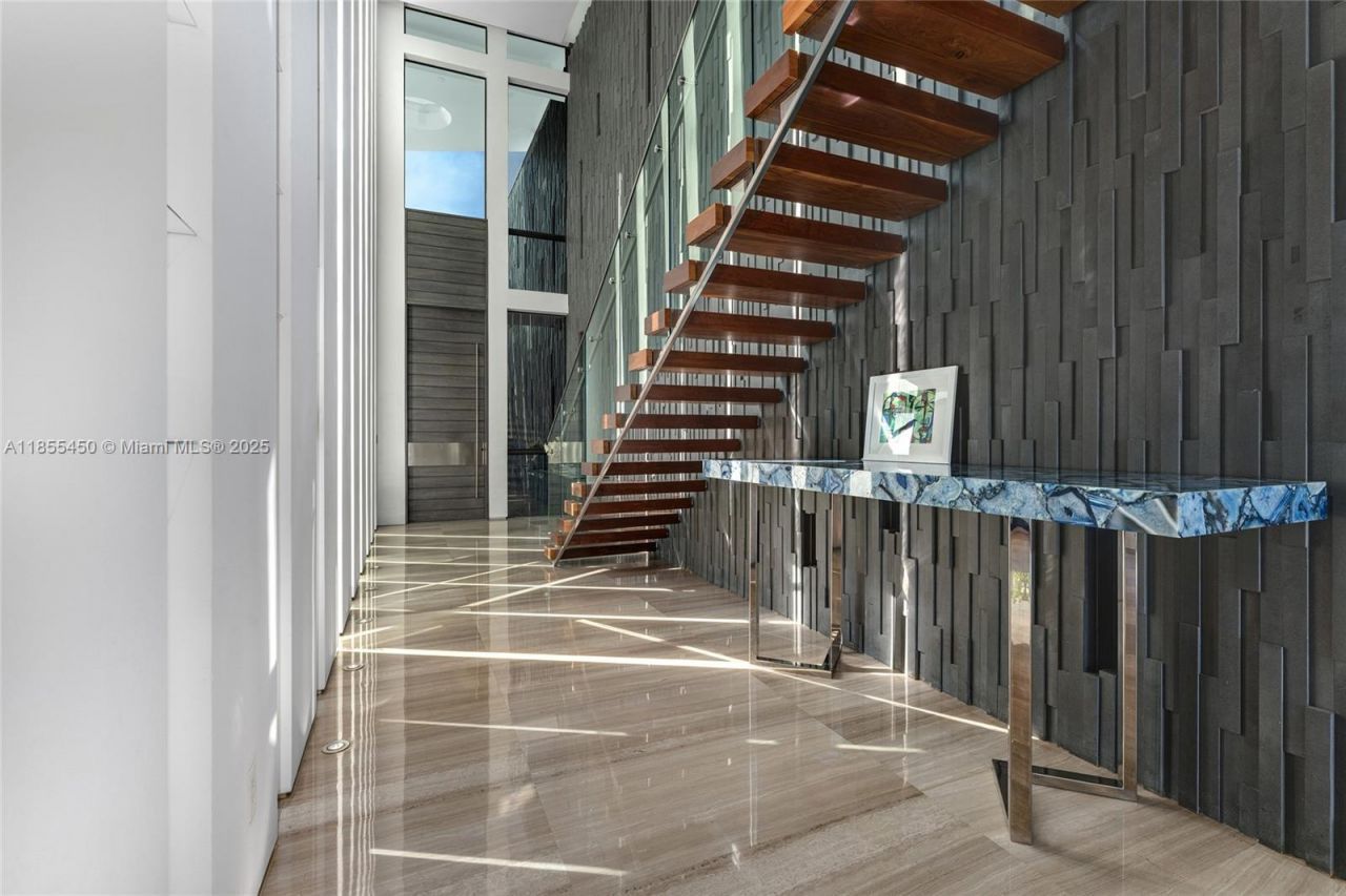 528 Lakeview Ct, Miami Beach, FL 33140 Photo