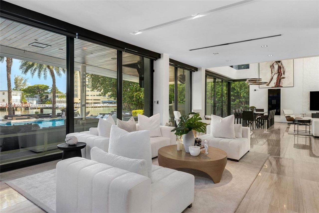 528 Lakeview Ct, Miami Beach, FL 33140 Photo