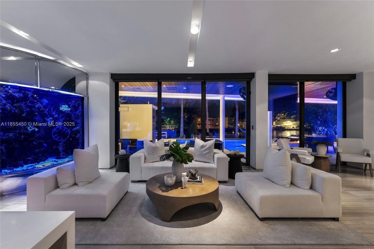 528 Lakeview Ct, Miami Beach, FL 33140 Photo