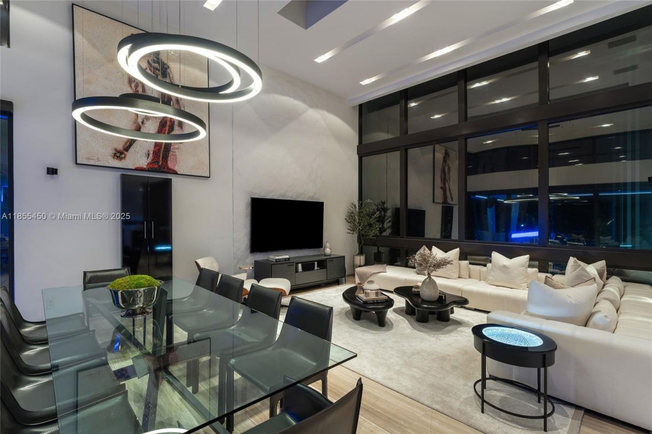 528 Lakeview Ct, Miami Beach, FL 33140 Photo