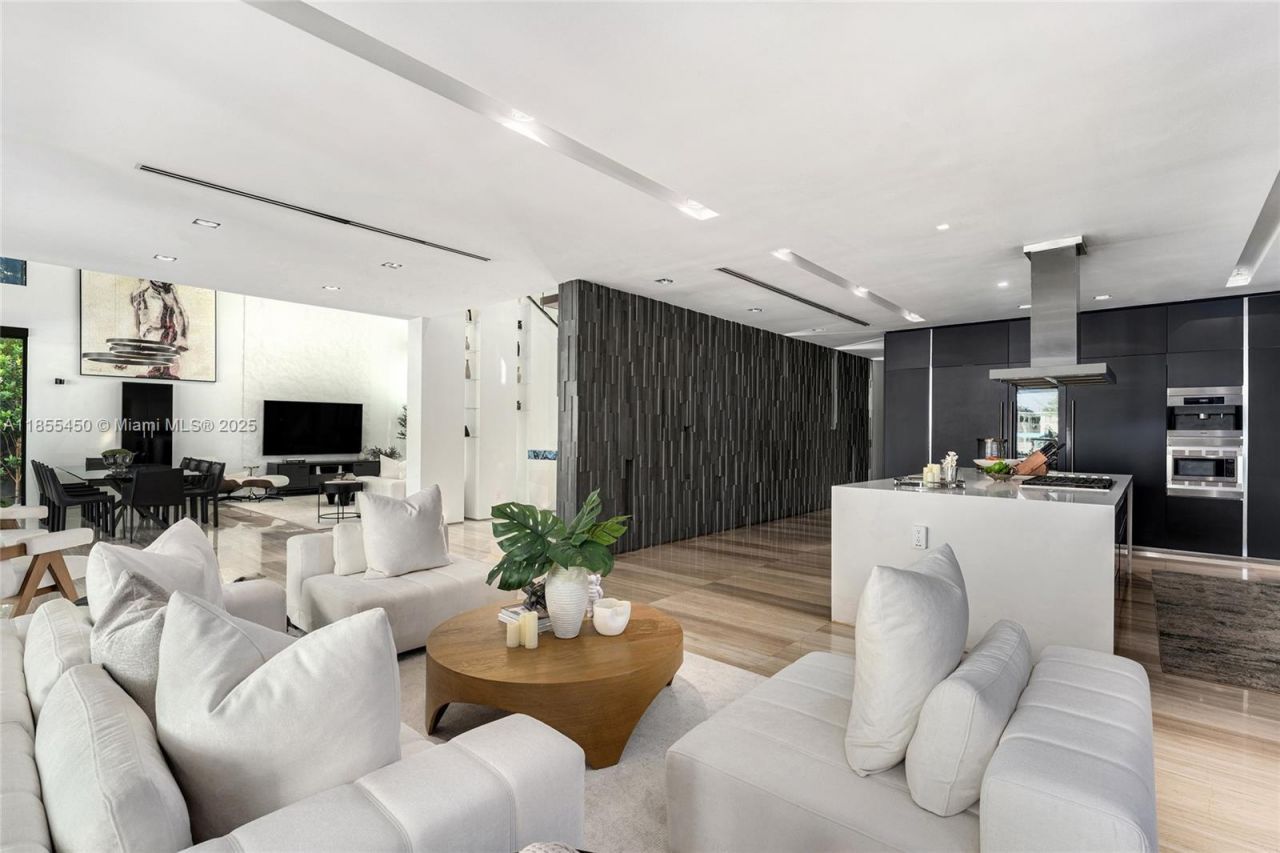 528 Lakeview Ct, Miami Beach, FL 33140 Photo