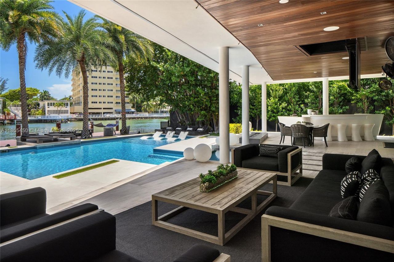 528 Lakeview Ct, Miami Beach, FL 33140 Photo