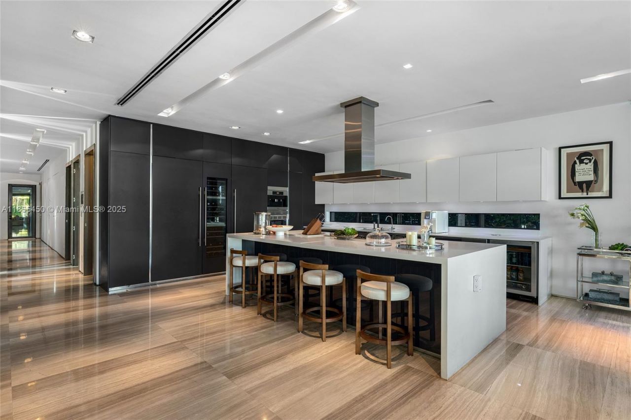 528 Lakeview Ct, Miami Beach, FL 33140 Photo