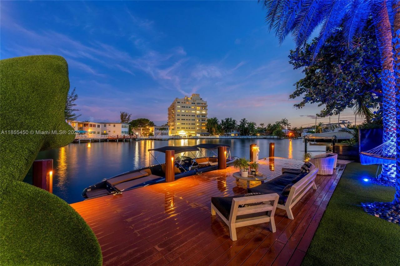 528 Lakeview Ct, Miami Beach, FL 33140 Photo