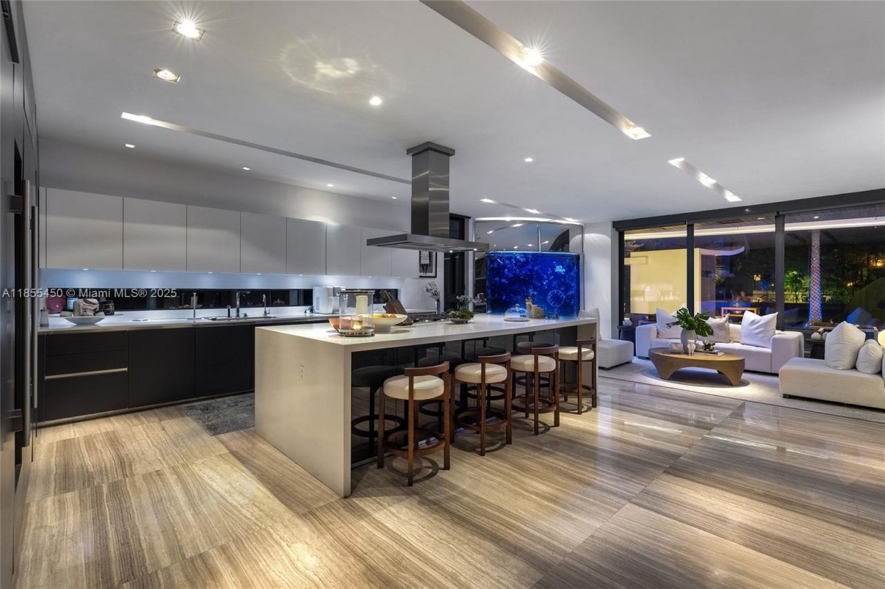 528 Lakeview Ct, Miami Beach, FL 33140 Photo