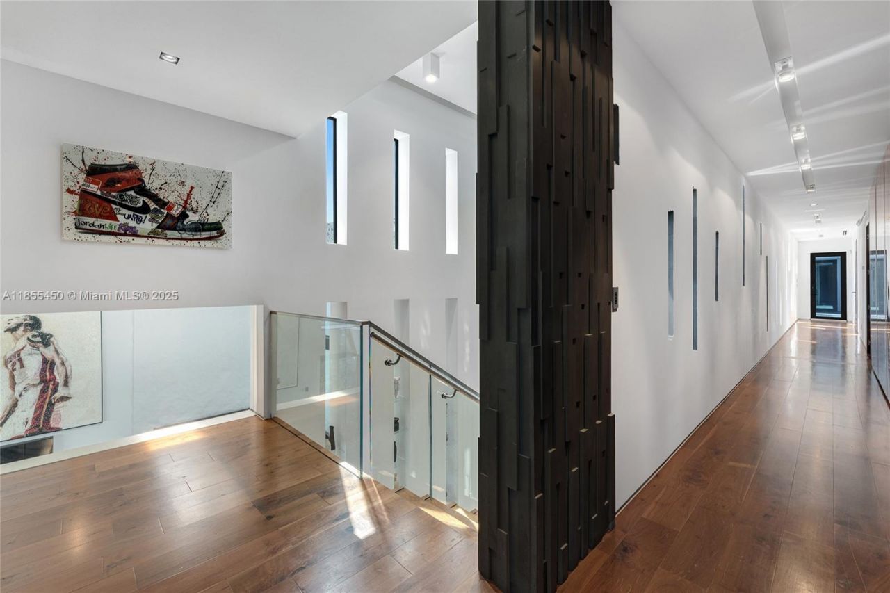 528 Lakeview Ct, Miami Beach, FL 33140 Photo