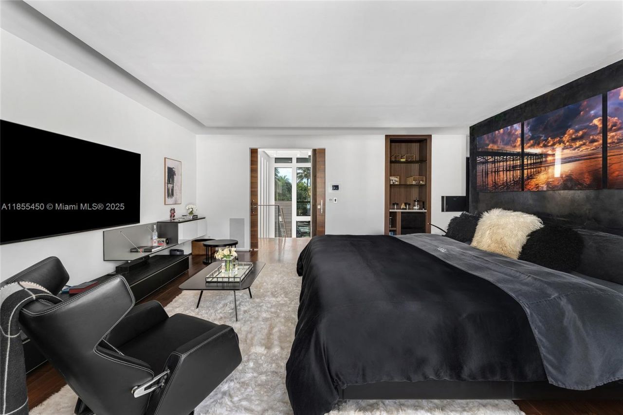 528 Lakeview Ct, Miami Beach, FL 33140 Photo