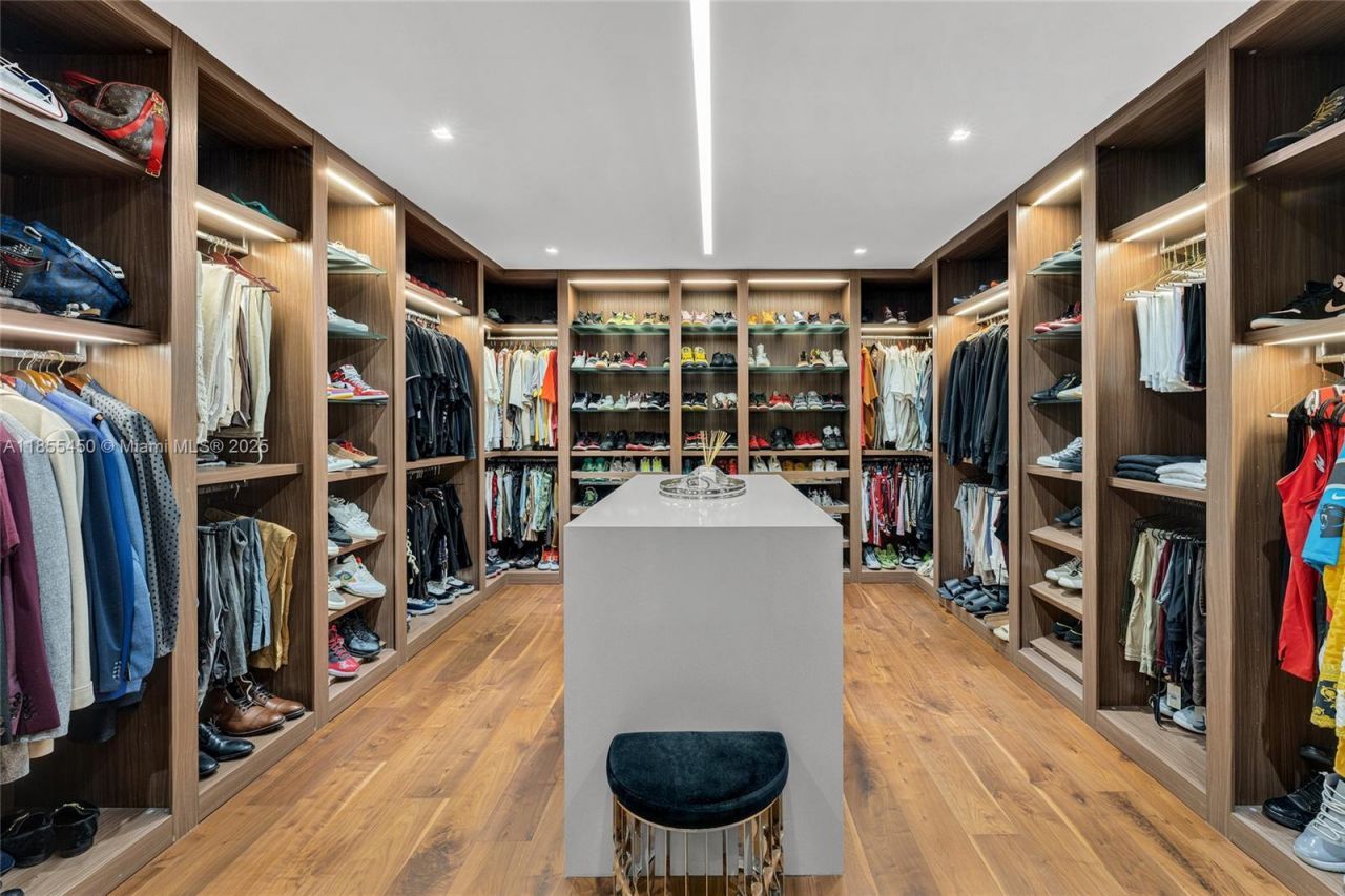 528 Lakeview Ct, Miami Beach, FL 33140 Photo