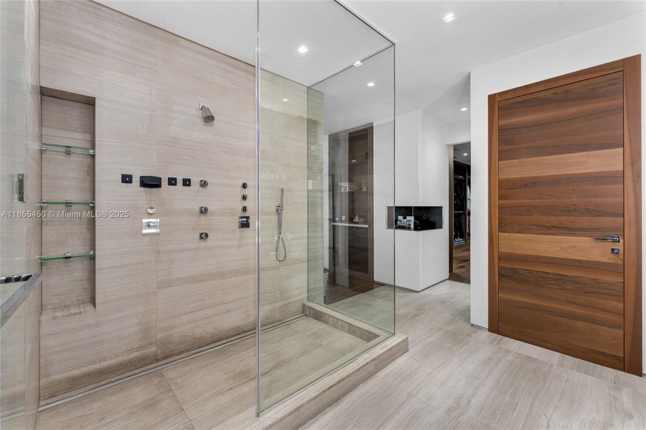 528 Lakeview Ct, Miami Beach, FL 33140 Photo