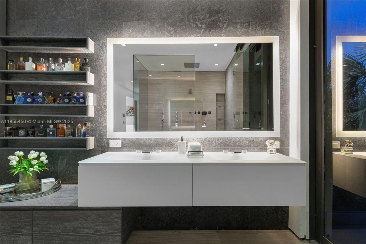 528 Lakeview Ct, Miami Beach, FL 33140 Photo