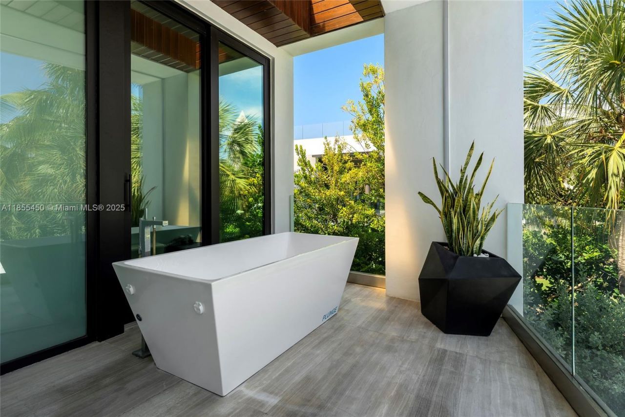 528 Lakeview Ct, Miami Beach, FL 33140 Photo