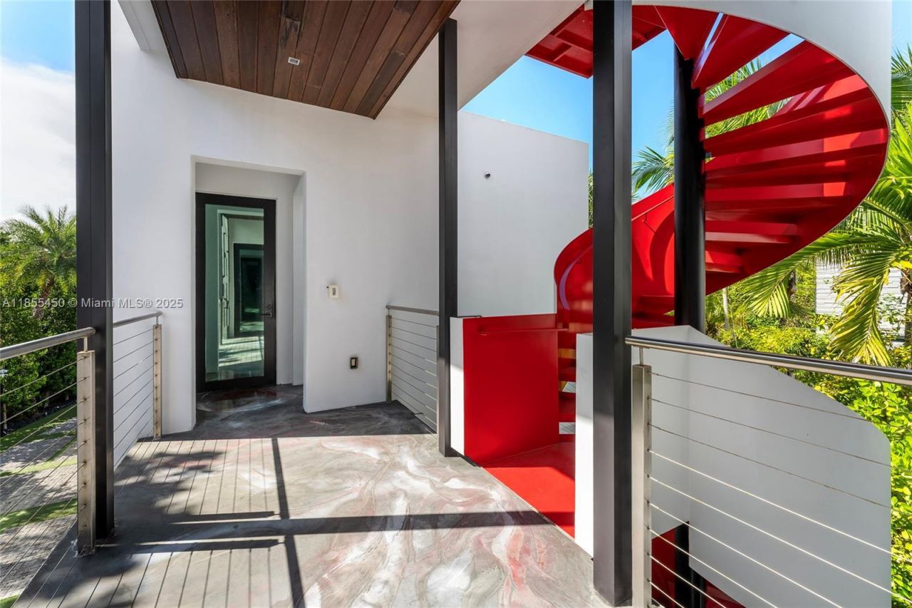 528 Lakeview Ct, Miami Beach, FL 33140 Photo