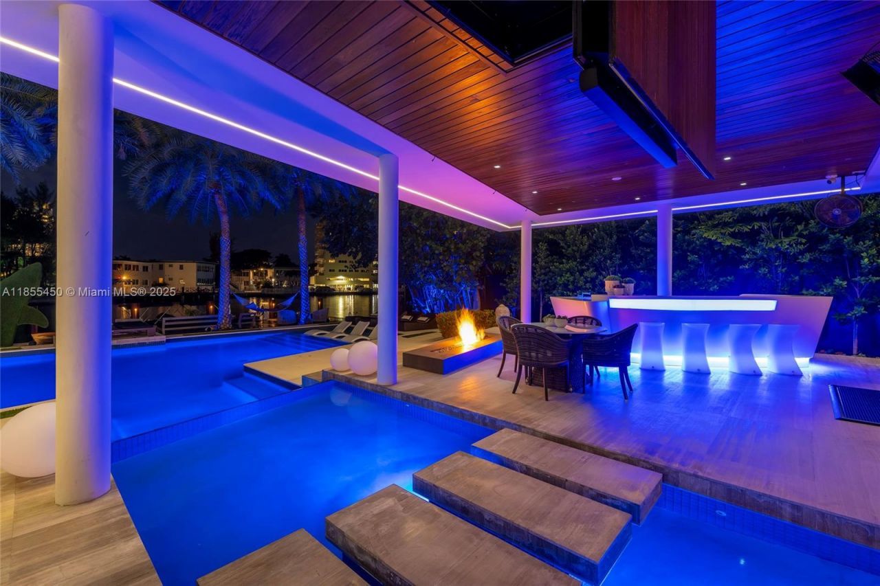 528 Lakeview Ct, Miami Beach, FL 33140 Photo