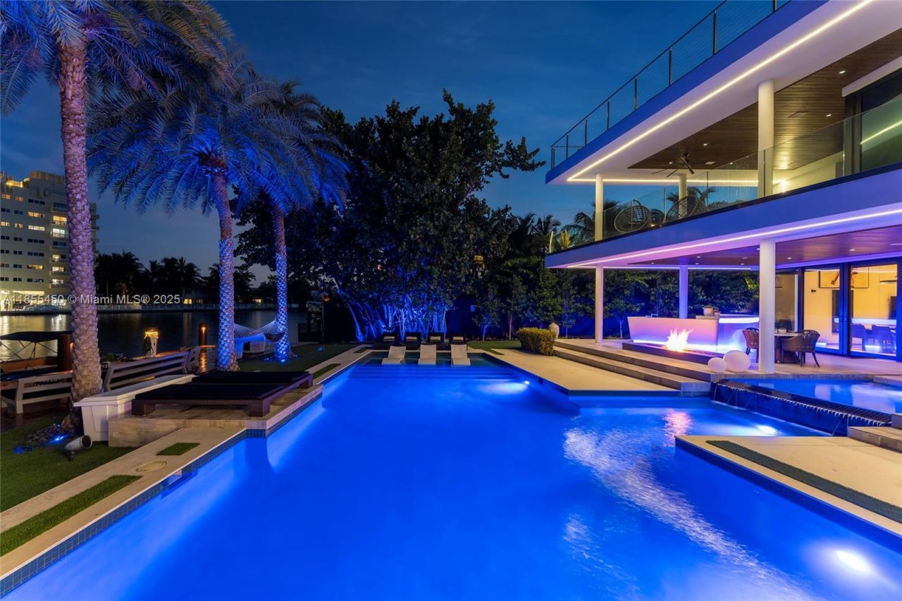 528 Lakeview Ct, Miami Beach, FL 33140 Photo