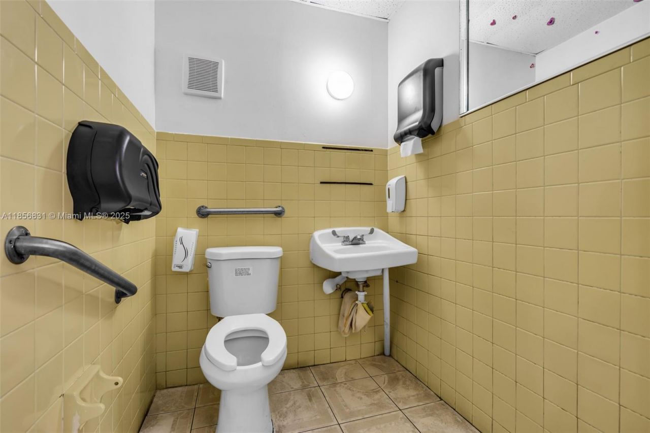 2742 SW 8th St, Miami, FL 33135 Photo