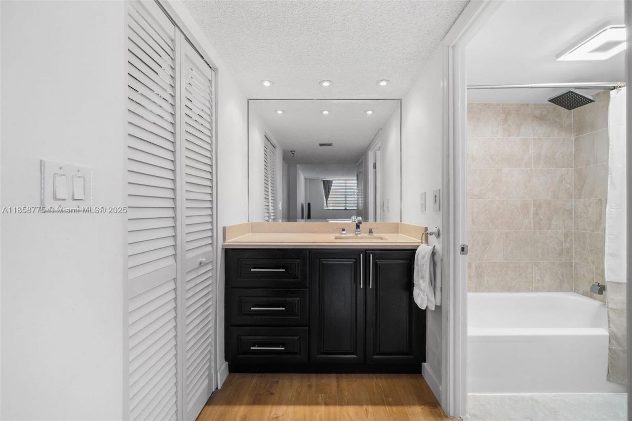 290 174th St, Unit 1914, Sunny Isles Beach, FL 33160 Photo