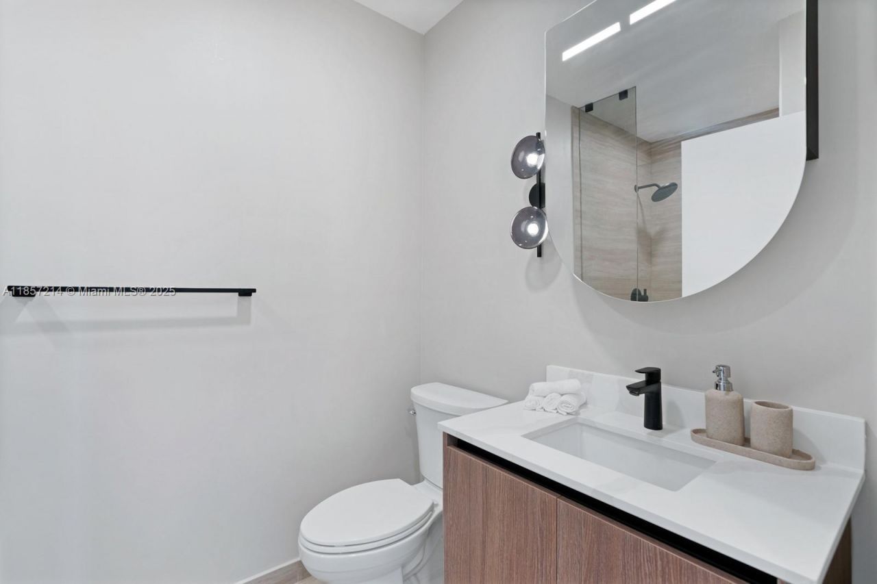 580 72 St, Unit 2101, Miami Beach, FL 33141 Photo