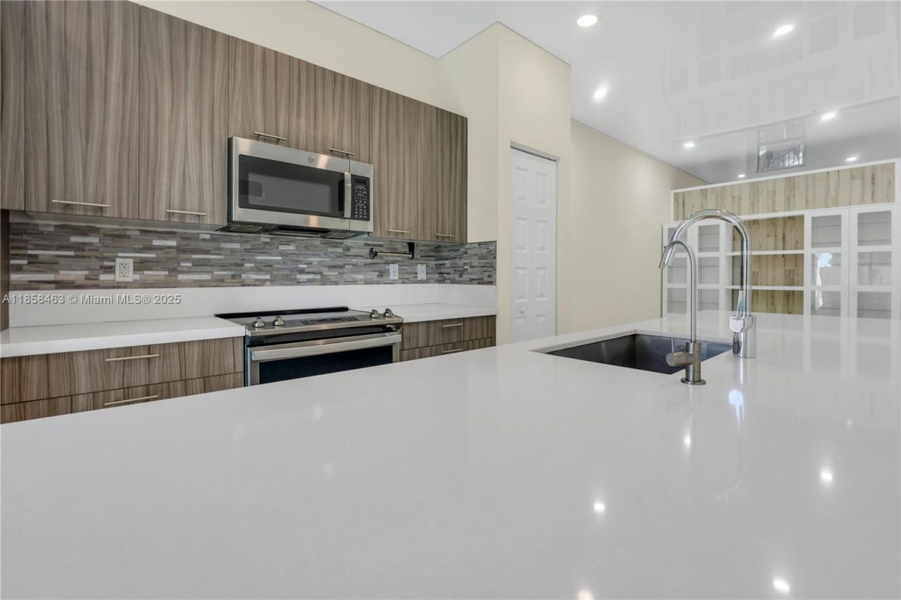 8151 NW 104th Ave, Unit 7, Doral, FL 33178 Photo