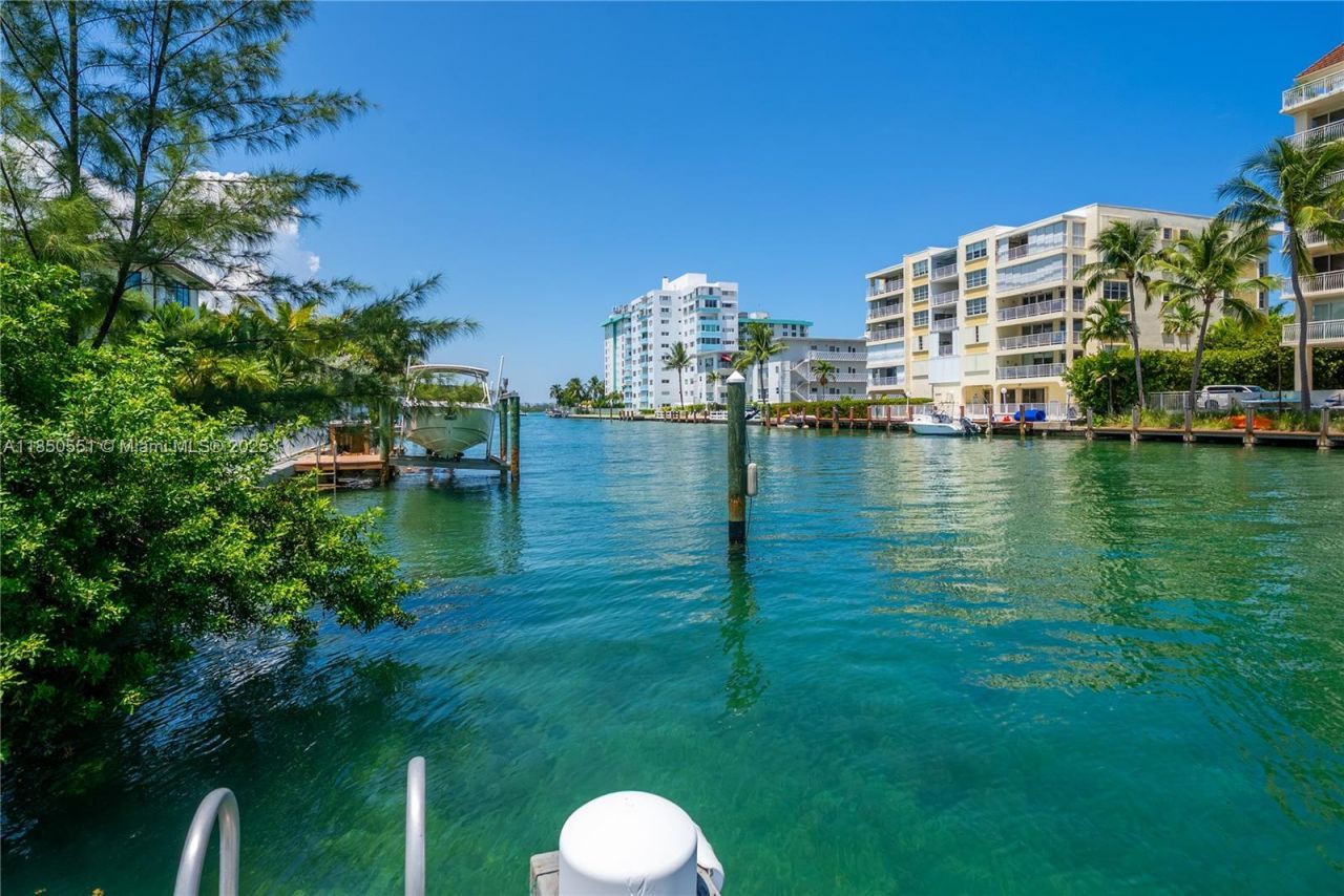 10201 E Broadview Dr, Bay Harbor Islands, FL 33154 Photo