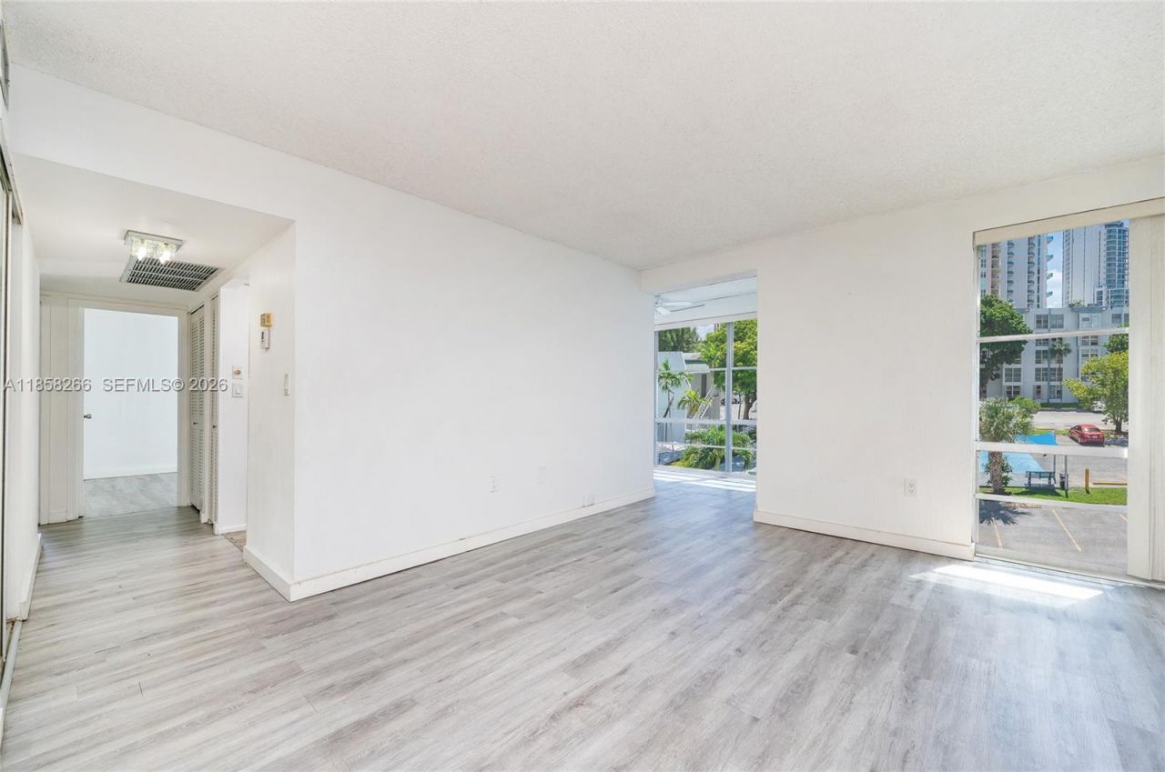 17570 Atlantic Blvd, Unit 318, Sunny Isles Beach, FL 33160 Photo